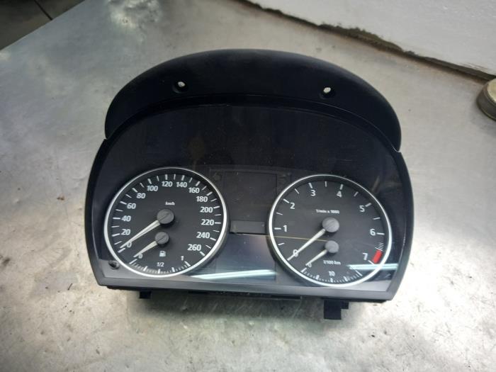 Instrument panel from a BMW 3 serie (E90) 318i 16V 2006