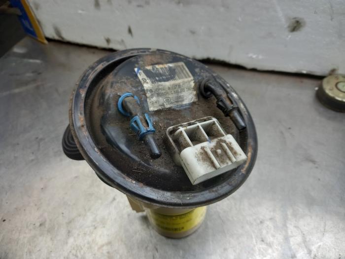 Electric fuel pump from a Opel Astra G (F08/48) 1.6 2001