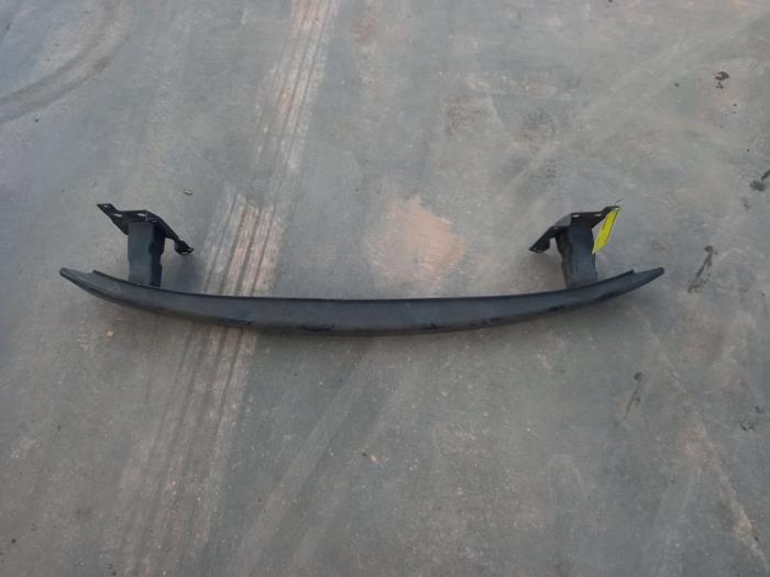 Front bumper frame from a Volkswagen Polo IV (9N1/2/3) 1.4 16V 75 2006