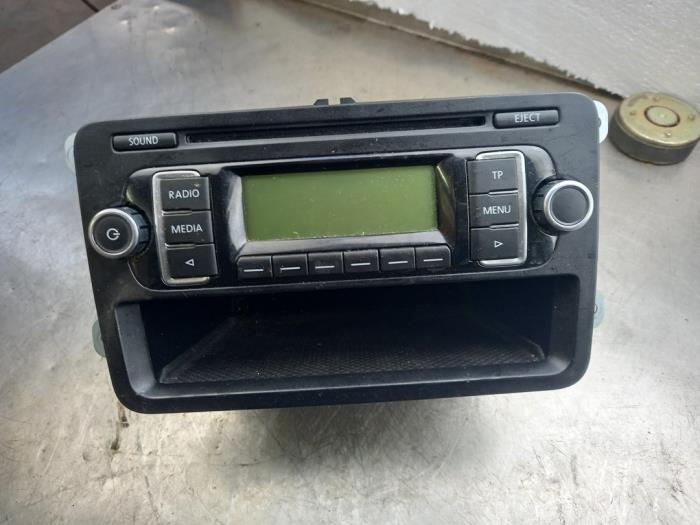 Radio CD Spieler van een Volkswagen Golf VI Variant (AJ5/1KA) 1.6 TDI 16V 105 2011