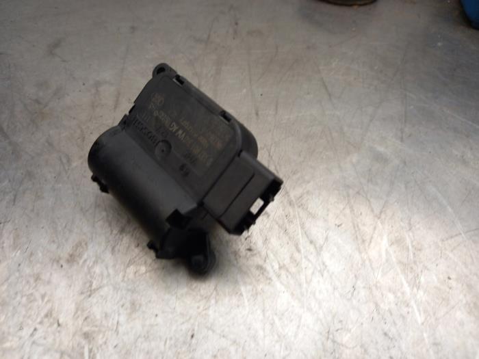 Heater valve motor from a Volkswagen Golf VI Variant (AJ5/1KA) 1.6 TDI 16V 105 2011