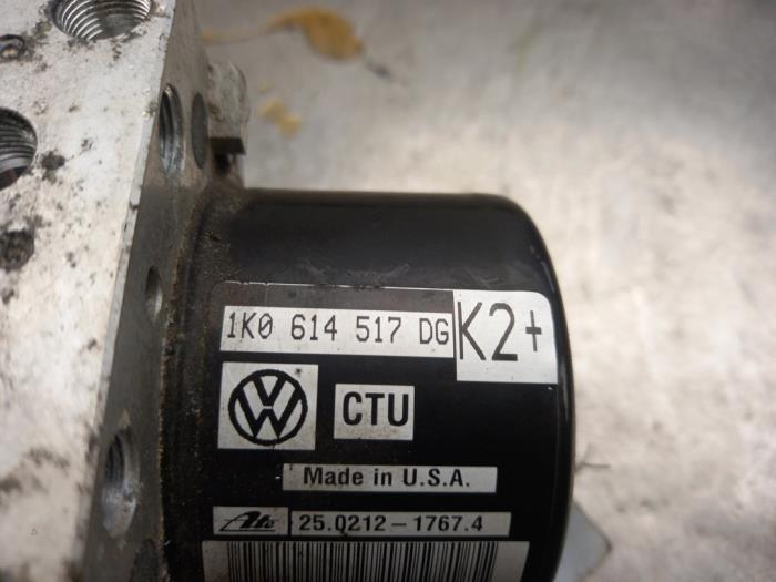 Bomba ABS de un Volkswagen Golf VI Variant (AJ5/1KA) 1.6 TDI 16V 105 2011