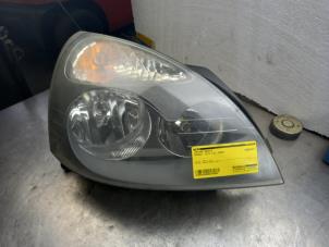 Used Headlight, right Renault Clio II (BB/CB) 1.2 Price € 25,00 Margin scheme offered by Akkie Stomphorst Autodemontage