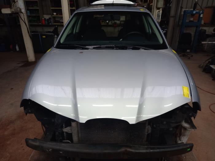 Bonnet from a Seat Ibiza III (6L1) 1.4 16V 100 2005