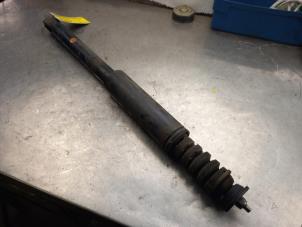 Used Rear shock absorber, left Renault Clio III (BR/CR) 1.5 dCi FAP Price € 25,00 Margin scheme offered by Akkie Stomphorst Autodemontage