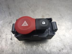 Used Panic lighting switch Renault Clio III (BR/CR) 1.5 dCi FAP Price € 15,00 Margin scheme offered by Akkie Stomphorst Autodemontage