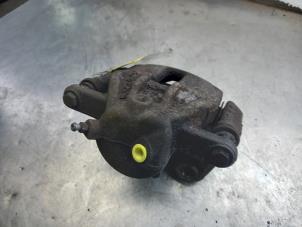 Used Front brake calliper, left Renault Clio III (BR/CR) 1.5 dCi FAP Price € 35,00 Margin scheme offered by Akkie Stomphorst Autodemontage
