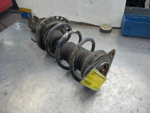 Used Front shock absorber rod, right Renault Clio III (BR/CR) 1.5 dCi FAP Price € 40,00 Margin scheme offered by Akkie Stomphorst Autodemontage