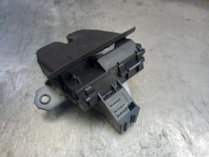 Używane Mechanizm zamka tylnej klapy Ford Focus 2 Wagon 1.4 16V Cena € 25,00 Procedura marży oferowane przez Akkie Stomphorst Autodemontage