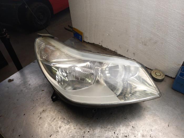 Headlight, right from a Citroën C5 II Berline (RC) 1.6 HDiF 16V 2005