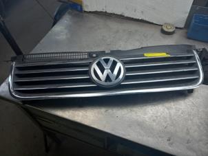 Used Grille Volkswagen Passat (3B3) 1.8 Turbo 20V Price € 20,00 Margin scheme offered by Akkie Stomphorst Autodemontage