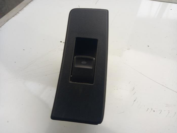 Electric window switch from a Toyota Verso 2.0 16V D-4D-F 2010