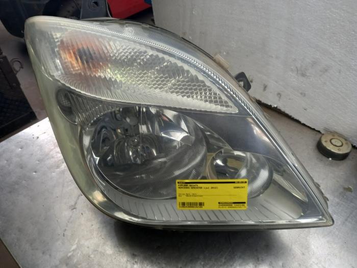 Headlight, right from a Mercedes-Benz Sprinter 5t (906.63/65) 516 CDI 16V 2012
