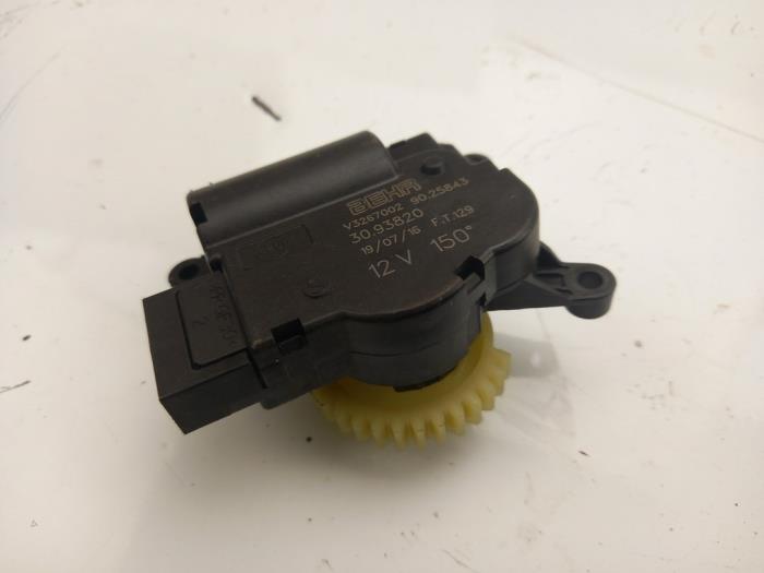 Heater valve motor from a Skoda Fabia III (NJ3) 1.2 TSI 16V 2017