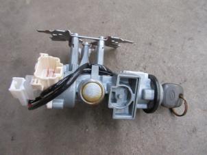 Used Ignition lock + key Daihatsu Cuore (L251/271/276) 1.0 12V DVVT Price on request offered by Akkie Stomphorst Autodemontage
