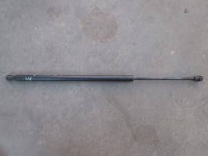 Used Bonnet gas strut, left Peugeot 607 (9D/U) 2.2 HDi 16V FAP Price on request offered by Akkie Stomphorst Autodemontage