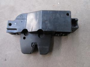 Used Boot lid lock mechanism Peugeot 607 (9D/U) 2.2 HDi 16V FAP Price on request offered by Akkie Stomphorst Autodemontage