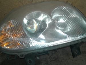 Used Headlight, right Renault Clio II Societe (SB) 1.9 dTi Price on request offered by Akkie Stomphorst Autodemontage