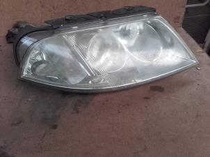 Used Headlight, right Volkswagen Passat Variant (3B6) 1.9 TDI 130 Price on request offered by Akkie Stomphorst Autodemontage
