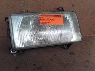 Used Headlight, right Volkswagen Transporter/Caravelle T4 1.9 D Price on request offered by Akkie Stomphorst Autodemontage
