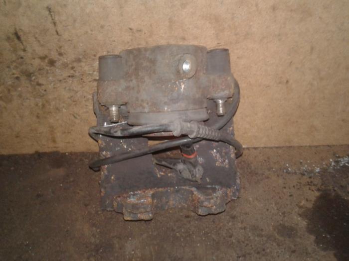 Front brake calliper, right from a Mercedes-Benz E Combi (S210) 2.4 E-240 V6 18V 2000
