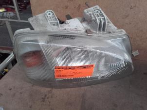 Used Headlight, right Daihatsu Charade (G200/201/202/203/204) 1.3i TX/CX 16V Price on request offered by Akkie Stomphorst Autodemontage