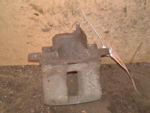 Used Front brake calliper, left Renault Clio II (BB/CB) 1.4 Price on request offered by Akkie Stomphorst Autodemontage