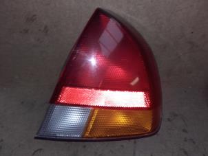 Używane Tylne swiatlo pozycyjne prawe Mitsubishi Carisma 1.8 GDI 16V Cena na żądanie oferowane przez Akkie Stomphorst Autodemontage