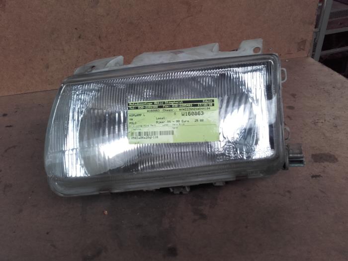Headlight, left from a Volkswagen Polo III (6N1) 1.3i 55 1995