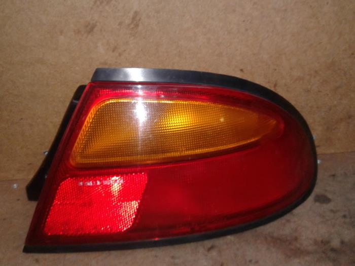 Luz trasera derecha de un Mazda 323 F (BA14) 1.5i GLX,GT 16V 1996