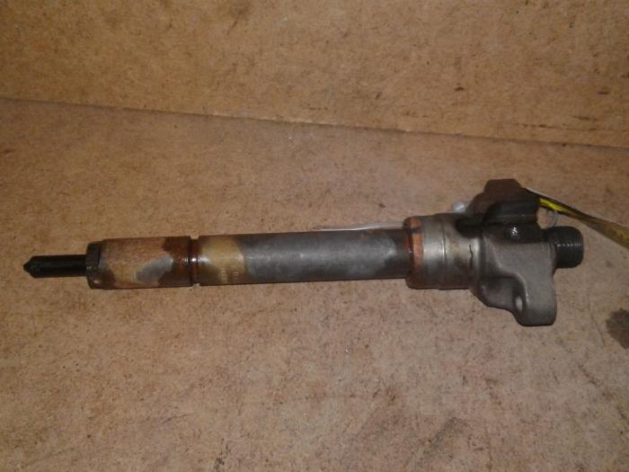 Injector (diesel) from a BMW 3 serie (E46/4) 320d 16V 2001