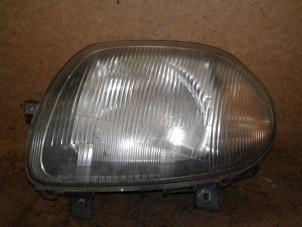Used Headlight, left Renault Clio II (BB/CB) 1.6 Price on request offered by Akkie Stomphorst Autodemontage