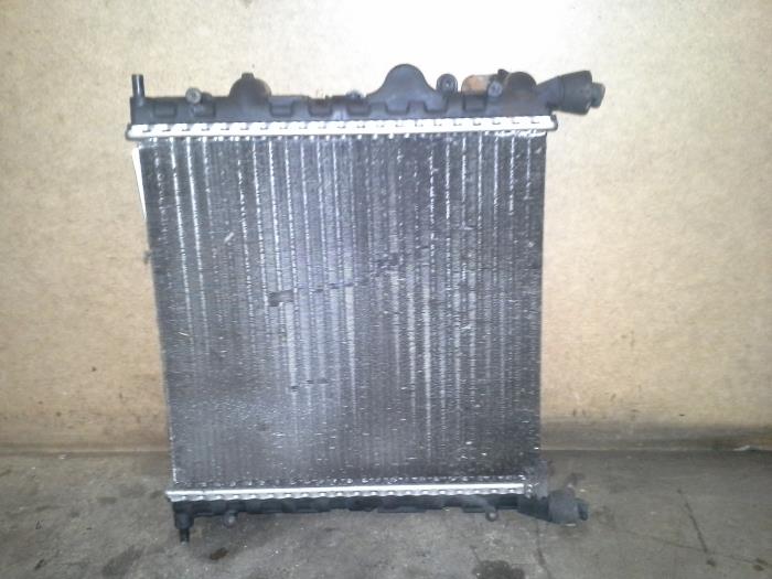 Radiator from a Renault Clio II (BB/CB) 1.2 2001