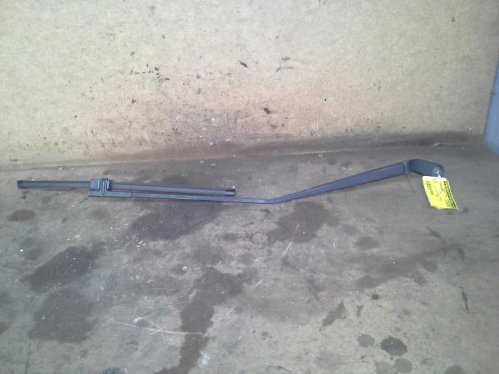 Front wiper arm from a Volkswagen Polo IV (9N1/2/3) 1.9 SDI 2004