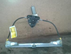 Used Window mechanism 4-door, front right Renault Clio II (BB/CB) 1.2 Price on request offered by Akkie Stomphorst Autodemontage