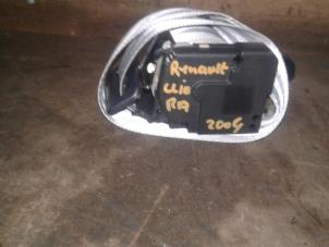 Used Rear seatbelt, right Renault Clio II (BB/CB) 1.6 16V Price on request offered by Akkie Stomphorst Autodemontage