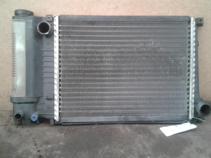 Radiator from a BMW 3 serie (E36/2) 316i 1994