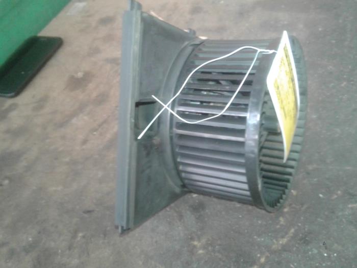 Heating and ventilation fan motor from a Volkswagen Golf IV (1J1) 1.4 16V 1998
