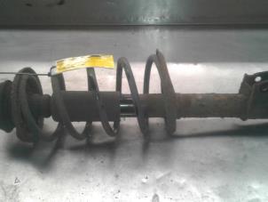 Used Front shock absorber rod, left Renault Clio (B/C57/357/557/577) 1.2 Eco Kat. Price on request offered by Akkie Stomphorst Autodemontage