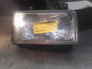 Used Headlight, right Volkswagen Transporter/Caravelle T4 2.4 D,Caravelle Price on request offered by Akkie Stomphorst Autodemontage
