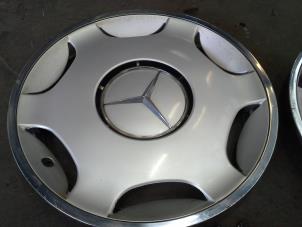Używane Kolpak Mercedes Rózne Cena na żądanie oferowane przez Akkie Stomphorst Autodemontage