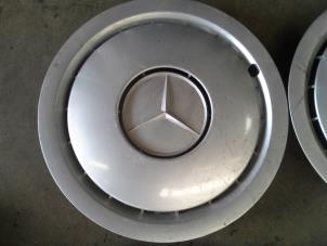 Używane Kolpak Mercedes Rózne Cena na żądanie oferowane przez Akkie Stomphorst Autodemontage