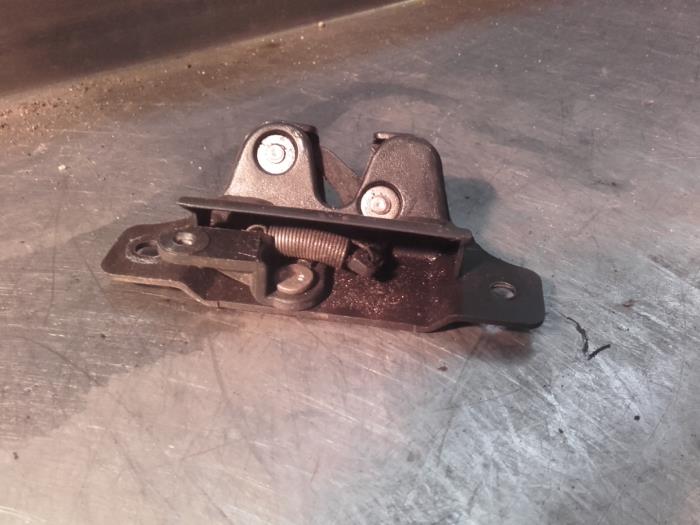 Tailgate lock mechanism from a Peugeot 206 (2A/C/H/J/S) 1.6 16V 2002
