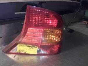 Używane Tylne swiatlo pozycyjne prawe Ford Focus 1 1.6 16V Cena na żądanie oferowane przez Akkie Stomphorst Autodemontage