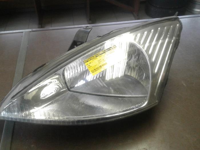 Headlight, left from a Ford Focus 1 1.8 16V 1999