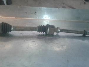 Used Front drive shaft, right Peugeot 206 (2A/C/H/J/S) 1.6 16V Price on request offered by Akkie Stomphorst Autodemontage