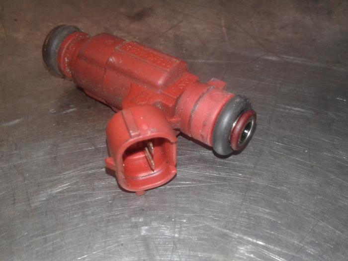 Injektor (Benzineinspritzung) van een Nissan Almera Tino (V10M) 1.8 16V 2001