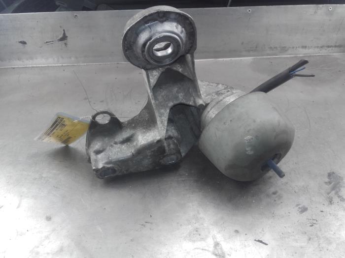 Engine mount from a Audi A4 (B5) 2.4 30V 1999