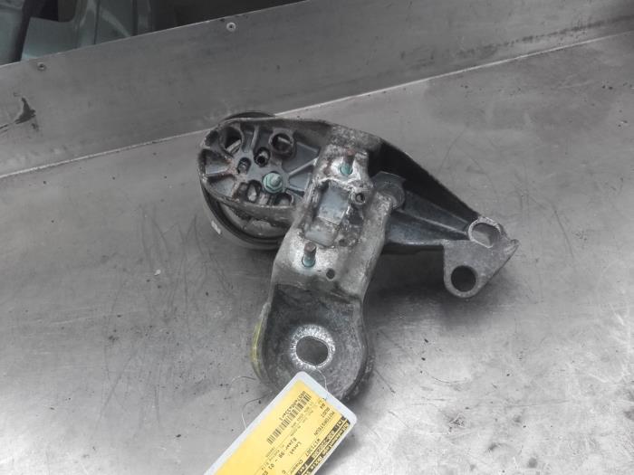 Engine mount from a Audi A4 (B5) 2.4 30V 1999