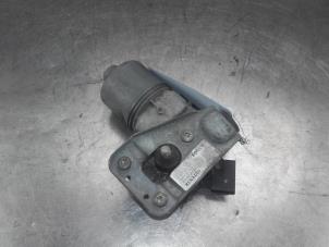 Used Front wiper motor Renault Clio II (BB/CB) 1.2 16V Price on request offered by Akkie Stomphorst Autodemontage